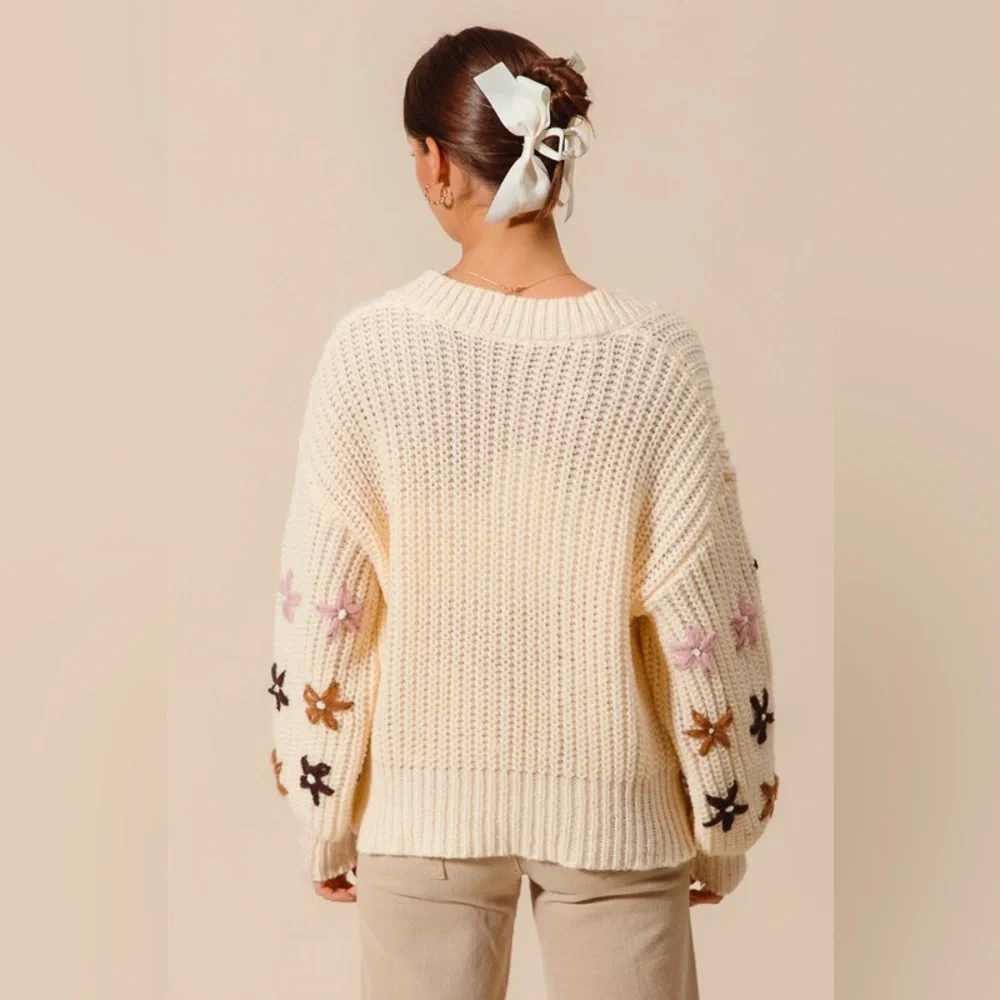 Ivory white cable knit v neck floral embroidered sleeve boho bohemian sweater - Picture 4 of 12